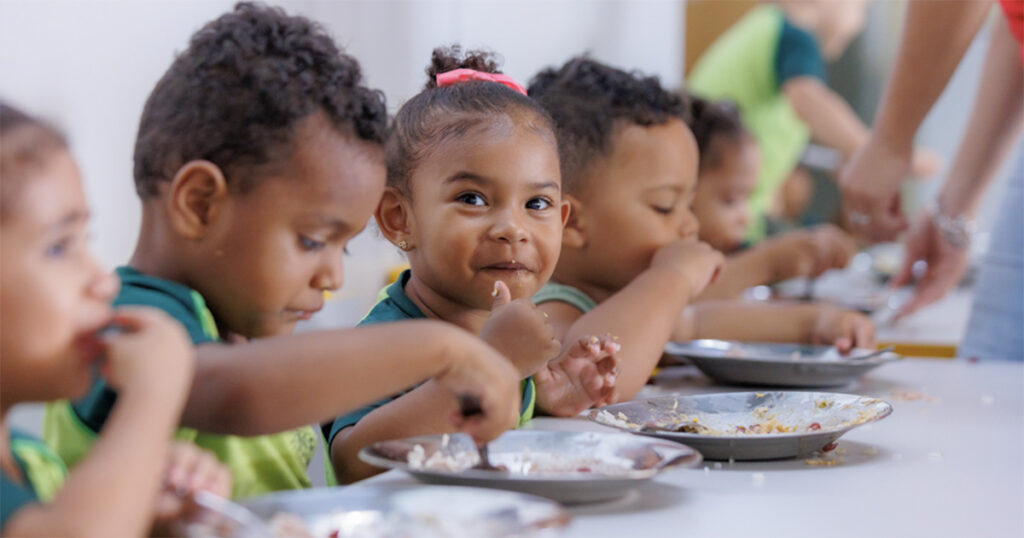 O projeto pretende passar conhecimentos sobre comida de geração em geração – Foto: Lucas Mendes/prefeituradenovalima/Flickr