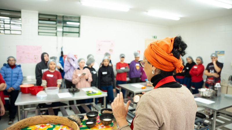 Confira a entrevista com a pesquisadora Laura Scaciota sobre como integrar a Alimentação Escolar e a Educação Alimentar e Nutricional (EAN)