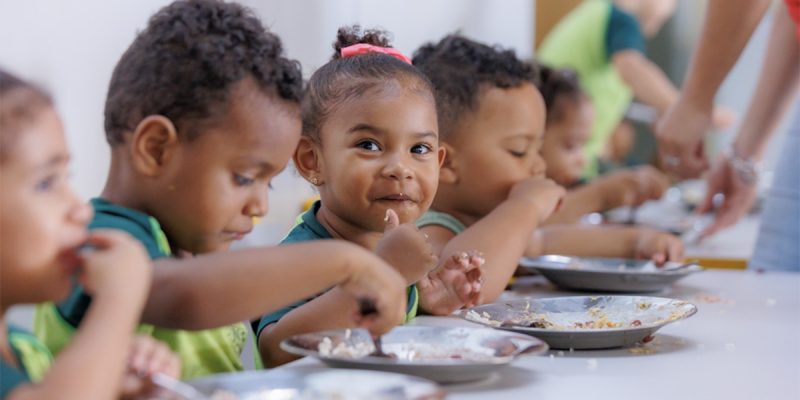 O projeto pretende passar conhecimentos sobre comida de geração em geração – Foto: Lucas Mendes/prefeituradenovalima/Flickr