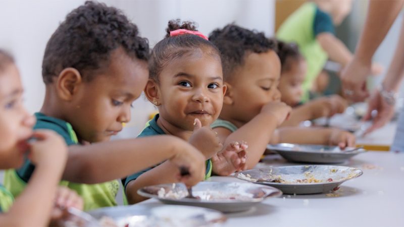 O projeto pretende passar conhecimentos sobre comida de geração em geração – Foto: Lucas Mendes/prefeituradenovalima/Flickr